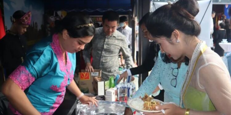 Seorang pengunjung mencoba jajanan khas Nusantara yang disuguhkan secara cuma-cuma di ajang ASEAN-China Fair di Beijing, China, Rabu (14/9/2022). Acara yang digelar oleh ASEAN-China Center (ACC) tersebut juga menjadi ajang pameran kebudayaan dan pariwisata Indonesia. (MASAPNEWS/ANT)