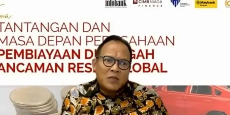 Kepala Departemen Pengawasan IKNB 2B Otoritas Jasa Keuangan (OJK) Bambang W. Budiawan webinar bertajuk Tantangan dan Masa Depan Perusahaan Pembiayaan oleh InfoBank yang dipantau di Jakarta, Kamis. (MASAPNEWS/ANT)