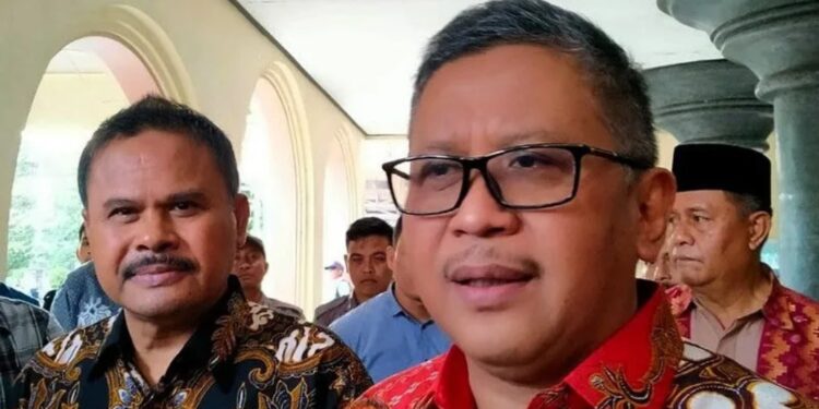 Sekretaris Jenderal PDI Perjuangan, Hasto Kristiyanto (kanan) ketika doorstop dengan wartawan usai mengisi kuliah umum di Universitas Mataram (Unram), Nusa Tenggara Barat (NTB), Kamis petang (15/9/2022). (MASAPNEWS /ANT)