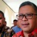 Sekretaris Jenderal PDI Perjuangan, Hasto Kristiyanto (kanan) ketika doorstop dengan wartawan usai mengisi kuliah umum di Universitas Mataram (Unram), Nusa Tenggara Barat (NTB), Kamis petang (15/9/2022). (MASAPNEWS /ANT)