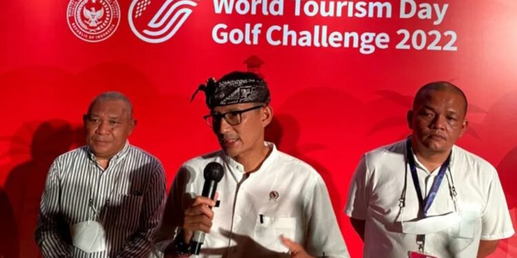 Menteri Pariwisata dan Ekonomi Kreatif (Menparekraf) Sandiaga Salahuddin Uno (tengah). (MASAPNEWS/ANT)
