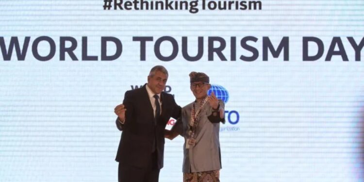 Menteri Pariwisata dan Ekonomi Kreatif Sandiaga Salahuddin Uno (kanan) dan Sekretaris Jenderal Organisasi Pariwisata Dunia (UNWTO) Zurab Pololikashvili (kiri) berfoto saat peringatan World Tourism Day di Nusa Dua, Badung, Bali, Selasa (27/9/2022). (MASAPNEWS/ANT)