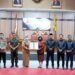 Wakil Bupati Irawati dan Ketua DPRD Rinie menunjukkan berita acara penandatanganan bersama Raperda Perubahan APBD 2022 Kotawaringin Timur saat rapat paripurna di DPRD, Senin (26/9/2022). (MASAPNEWS/ANT)