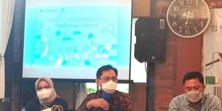 Deputi Direksi Wilayah Sulawesi Selatan, Sulawesi Barat, Sulawesi Tenggara dan Maluku, Beno Herman (tengah), Kepala PT Jasa Raharja Cabang Sulsel Hendriawanto (kanan) "Ngopi Bareng Jasa Raharja dan Media" di Makassar, Sulawesi Selatan, Jumat (30/9/2022). (MASAPNEWS/ANT)