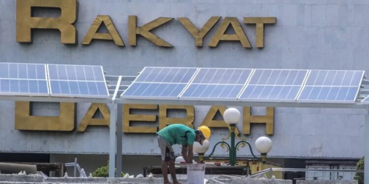 Pekerja menyelesaikan pemasangan surya panel di Kompleks Parlemen, Jakarta, Senin (13/12/2021). (MASAPNEWS/ANT)