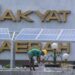 Pekerja menyelesaikan pemasangan surya panel di Kompleks Parlemen, Jakarta, Senin (13/12/2021). (MASAPNEWS/ANT)