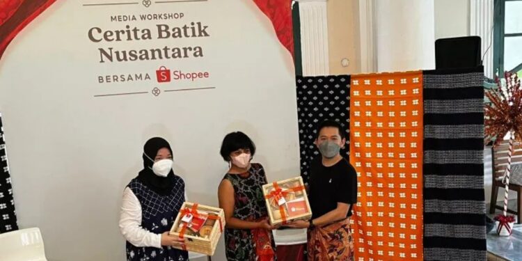 (Ki-ka) Dua pembicara dalam jumpa pers Shopee "Cerita Batik Nusantara" yaitu pemilik Shiroshima Indonesia Dian Nutri Justisia Shirokadt dan Founder Rasa Wastra Indonesia Monique Hardjoko berfoto bersama perwakilan Shopee Indonesia di Jakarta, Jumat (30/9/2022). (MASAPNEWS/ANT)