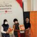 (Ki-ka) Dua pembicara dalam jumpa pers Shopee "Cerita Batik Nusantara" yaitu pemilik Shiroshima Indonesia Dian Nutri Justisia Shirokadt dan Founder Rasa Wastra Indonesia Monique Hardjoko berfoto bersama perwakilan Shopee Indonesia di Jakarta, Jumat (30/9/2022). (MASAPNEWS/ANT)