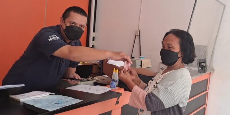 Suasana penyaluran BLT BBM dari Kementerian Sosial kepada KPM di Kantor Pos Kuala Kurun, Kamis (8/9/2022). (MASAPNEWS/GCM)
