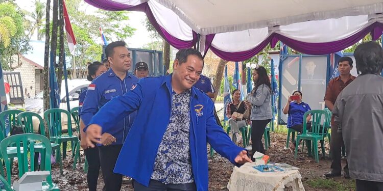 Legislator yang juga selaku Ketua DPC Partai Demokrat Kabupaten Gumas, Untung Jaya Bangas dan lainnya menari manasai saat peringatan HUT ke-21 Partai Demokrat di Kuala Kurun, Jumat (9/9/2022). (MASAPNEWS/GCM)