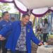 Legislator yang juga selaku Ketua DPC Partai Demokrat Kabupaten Gumas, Untung Jaya Bangas dan lainnya menari manasai saat peringatan HUT ke-21 Partai Demokrat di Kuala Kurun, Jumat (9/9/2022). (MASAPNEWS/GCM)
