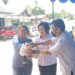 Wakil Bupati Gunung Mas Efrensia LP Umbing didampingi Kepala DPKP Hansli Gonak dan lainnya menjual secara simbolis ikan patin kepada warga, pada pelaksanaan pasar penyeimbang di Kelurahan Tampang Tumbang Anjir, Kecamatan Kurun, Rabu (28/9/2022). (MASAPNEWS/GCM)