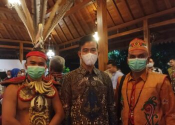 Pimpinan Sanggar Semo Segah Batuah Tewah, Siswandi (kanan) dan penari Sanggar Seni Segah Batuah Tewah berfoto bersama Walikota Solo, Gibran Rakabuming (tengah), di sela jamuan makan malam di Solo, Rabu (7/9/2022).