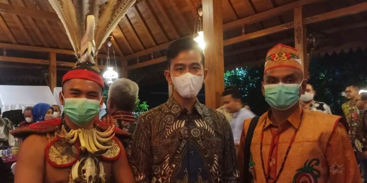 Pimpinan Sanggar Semo Segah Batuah Tewah, Siswandi (kanan) dan penari Sanggar Seni Segah Batuah Tewah berfoto bersama Walikota Solo, Gibran Rakabuming (tengah), di sela jamuan makan malam di Solo, Rabu (7/9/2022).