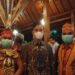 Pimpinan Sanggar Semo Segah Batuah Tewah, Siswandi (kanan) dan penari Sanggar Seni Segah Batuah Tewah berfoto bersama Walikota Solo, Gibran Rakabuming (tengah), di sela jamuan makan malam di Solo, Rabu (7/9/2022).