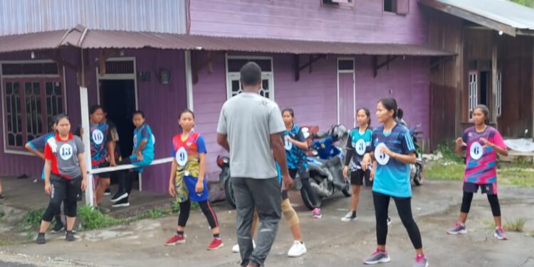 Para calon atlet bola voli putri Pra-Popnas 2022 sedang melakukan pemanasan tempat mereka ditampung di Kuala Kurun untuk mengikuti seleksi, Jumat (9/9/2022). (MASAPNEWS/Heriyadi)