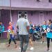 Para calon atlet bola voli putri Pra-Popnas 2022 sedang melakukan pemanasan tempat mereka ditampung di Kuala Kurun untuk mengikuti seleksi, Jumat (9/9/2022). (MASAPNEWS/Heriyadi)