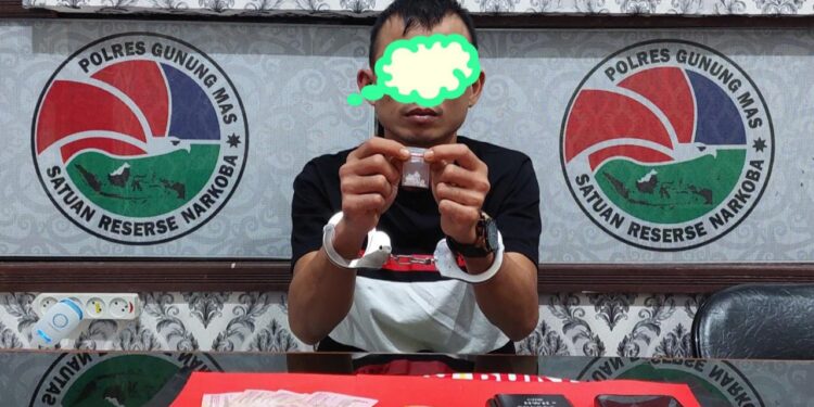 Pelaku AS (30) ditahan Satresnarkoba Polres Gumas karena memiliki narkotika diduga jenis sabu dengan berat kotor 0,84 gram. (Foto: Polres Gumas)