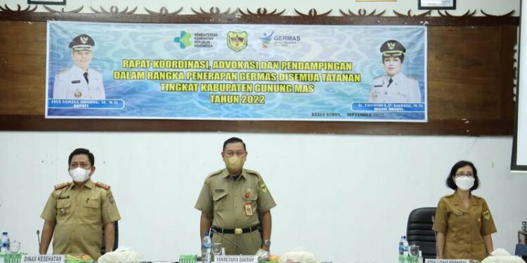 Sekda Gumas Yansiterson (tengah) dan lainnya saat rakor, advokasi dan pendampingan dalam penerapan Germas di Kuala Kurun, Selasa (27/9/2022). (Foto : Diskominfosantik Gumas)