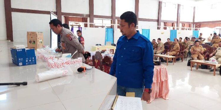 Kasatresnarkoba Polres Gumas Iptu Budi Utomo saat mengecek hasil urine petugas pemerintah di Kecamatan Kahut, Selasa (27/9/2022). (Photo: Satresnarkoba Polres Gumas)