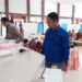 Kasatresnarkoba Polres Gumas Iptu Budi Utomo saat mengecek hasil urine petugas pemerintah di Kecamatan Kahut, Selasa (27/9/2022). (Photo: Satresnarkoba Polres Gumas)