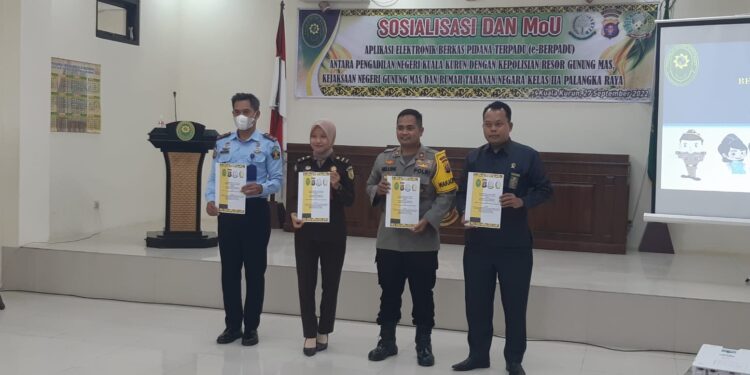 Empat lembaga penegak hukum saat menunjukan berita acara penandatanganan kerjasama tentang aplikasi e-Berpadu di ruang sidang utama cakra kantor PN Kuala Kurun, Selasa (27/9/2022). (MASAPNEWS/HY)