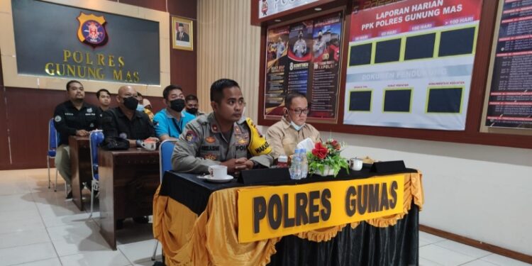 Wakapolres Gumas Kompol Aries Nugroho bersama Ketua PWI Gumas Popy Octovery dan sejumlah anggota saat mengikuti vicon di aula Rupatama Polres Gunung Mas, Selasa (27/9/2022).