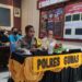 Wakapolres Gumas Kompol Aries Nugroho bersama Ketua PWI Gumas Popy Octovery dan sejumlah anggota saat mengikuti vicon di aula Rupatama Polres Gunung Mas, Selasa (27/9/2022).