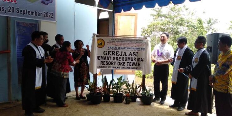 Gedung Gereja Asi Jemaat GKE Sumur Mas, di Desa Sumur Mas, Kecamatan Tewah, diresmikan pada Kamis (29/9/2022). (Foto : Protokol dan Perjalanan Setda Gumas)