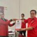 Sekretaris DPC PDI Perjuangan Kabupaten Gumas, Nomi Aprilia (kiri) menyerahkan berkas pendaftaran kepada Ketua DPC PDI Perjuangan Kabupaten Gumas, Akerman Sahidar (kanan), di Kuala Kurun, baru-baru ini. (Foto : PDI Perjuangan Kabupaten Gumas)