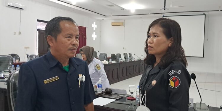 Foto dokumentasi – Anggota DPRD Kabupaten Gumas, Polie L Mihing (kiri) dan Komisioner Bawaslu Kabupaten Gumas, Katriana berbincang usai Rapat Dengar Pendapat (RDP) terkait data kependudukan, di Kuala Kurun, Senin (26/9/2022). (MASAPNEWS/GCM)