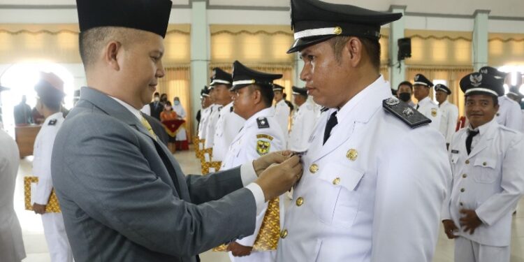 Bupati Gumas Jaya S Monong melantik kades di GPU Damang Batu Kuala Kurun, Jumat (7/10/2022). (Foto : Protokol dan Perjalanan Setda Gumas)