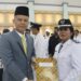 Bupati Gumas Jaya S Monong menyerahkan SK kades kepada salah satu kades perempuan saat pelantikan kades di GPU Damang Batu Kuala Kurun, Jumat (7/10/2022). (Foto : Protokol dan Perjalanan Setda Gumas)