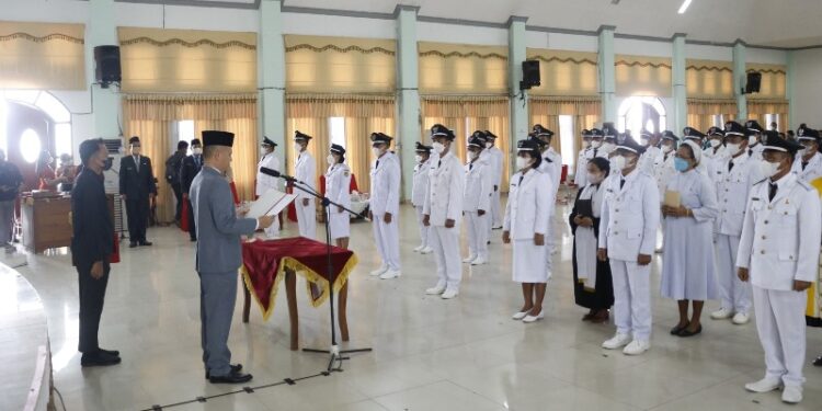 Bupati Gumas Jaya S Monong melantik 41 kades terpilih Pilkades Gelombang I 2022, di GPU Damang Batu Kuala Kurun, Jumat (7/10/2022). (Foto : Protokol dan Perjalanan Setda Gumas)