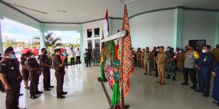 Bupati Gunung Mas Jaya S Monong dan lainnya menyaksikan Kajari Gunung Mas Sahroni menjalani sejumlah ritual adat saat kenal sambut di Kuala Kurun, Senin (10/10/2022). (Foto : Protokol dan Perjalanan Setda Gunung Mas)