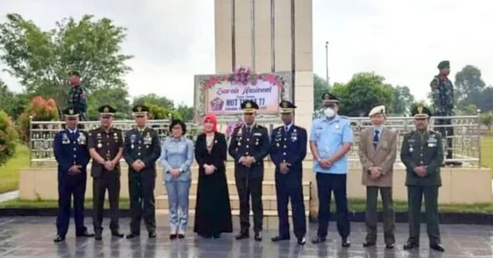 Ketua DPRD Kotawaringin Timur, Rinie (empat kiri) hadir dalam ziarah nasional di Taman Makam Pahlawan Batarung dalam rangkaian peringatan HUT ke-77 TNI, Selasa (4/10/2022). (ANT/IST)