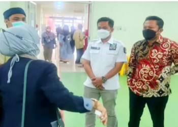 Wakil Ketua Komisi III DPRD Kotawaringin Timur Dadang Siswanto (pakai batik) saat kunjungan Komisi III ke RSUD dr Murjani Sampit, Selasa (18/10/2022) lalu. (ANT/IST)