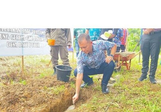 Bupati Gunung Mas Jaya S Monong melakukan peletakan batu pertama pembangunan gereja GKE Calon Jemaat Jangkang, Desa Batu Puter, Kecamatan Rungan Hulu, Minggu (9/10/2022). (IST)