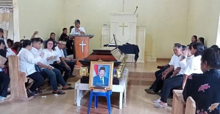 Suasana di rumah duka menjelang pemakamam anggota DPRD Kotawaringin Timur, Anang Kapeliyus, Minggu (16/10/2022). (ANT/IST)