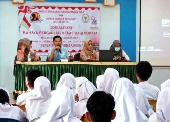 Anggota Komisi III DPRD Kotim Riskon Fabiansyah saat menjadi narasumber sosialisasi bahaya pergaulan bebas yang dilaksanakan di SMAN 1 Sampit, Senin (17/10/2022). (ANT)