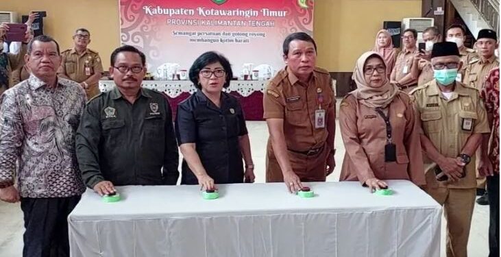 Ketua DPRD Kotawaringin Timur Rinie (tengah) dan pejabat lainnya menekan tombol menandai peluncuran aplikasi Sipimakai Pengelolaan Pemanfaatan Ekskavator, Senin (3/10/2022). (ANT)