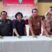 Ketua DPRD Kotawaringin Timur Rinie (tengah) dan pejabat lainnya menekan tombol menandai peluncuran aplikasi Sipimakai Pengelolaan Pemanfaatan Ekskavator, Senin (3/10/2022). (ANT)