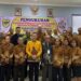 Bupati Gumas Jaya S Monong berfoto bersama jajaran pengurus PWRI Kabupaten Gumas, usai pengukuhan pengurus periode 2022-2027 di Kuala Kurun, Sabtu (15/10/2022). (Foto : Protokol dan Perjalanan Setda Kabupaten Gumas)