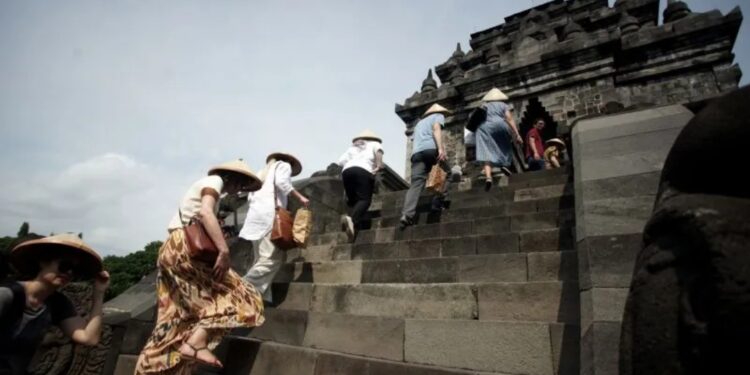 Sejumlah delegasi 3rd Sherpa Meeting G20 Indonesia mengunjungi Candi Mendut, Magelang, Jawa Tengah, Kamis (29/9/2022). Kunjungan wisata peserta 3rd Sherpa Meeting G20 tersebut untuk memperkenalkan destinasi wisata di Indonesia. (MASAPNEWS/ANT)