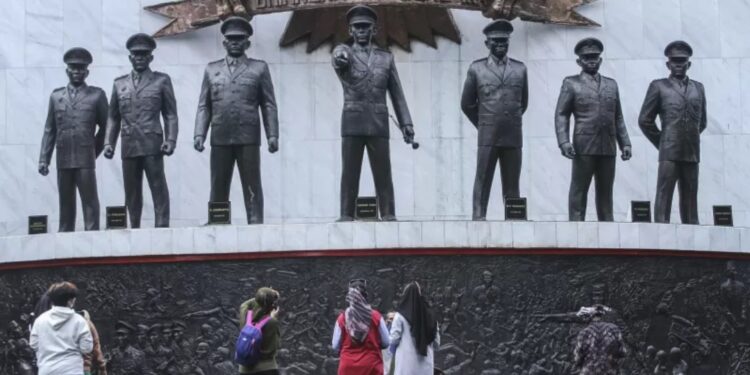 Dokumentasi pengunjung mengamati patung tujuh Pahlawan Revolusi di Monumen Pancasila Sakti, Lubang Buaya, Jakarta Timur. (MASAPNEWS/ANT)