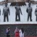 Dokumentasi pengunjung mengamati patung tujuh Pahlawan Revolusi di Monumen Pancasila Sakti, Lubang Buaya, Jakarta Timur. (MASAPNEWS/ANT)