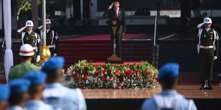Presiden Joko Widodo (kedua kanan) selaku Inspektur Upacara memberikan hormat saat memimpin upacara Peringatan Hari Kesaktian Pancasila Tahun 2022 di Monumen Pancasila Sakti, Lubang Buaya, Jakarta Timur, Sabtu (1/10/2022). (MASAPNEWS/ANT)