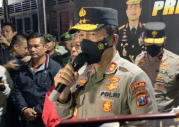 Kapolda Jawa Timur Irjen Pol. Niico Afinta memberikan keterangan pers di Polres Malang, Kabupaten Malang, Jawa Timur, Minggu (2/10/2022). (MASAPNEWS/ANT)