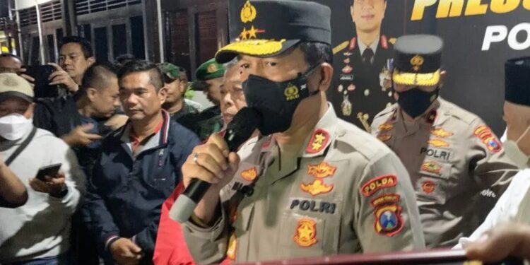 Kapolda Jawa Timur Irjen Pol. Niico Afinta memberikan keterangan pers di Polres Malang, Kabupaten Malang, Jawa Timur, Minggu (2/10/2022). (MASAPNEWS/ANT)