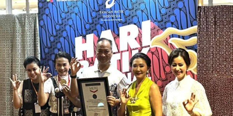 Menteri Perindustrian RI Agus Gumiwang Kartasasmita berfoto bersama para perwakilan dari Yayasan Batik Indonesia dalam penyelenggaraan Hari Batik Nasional di Senayan, Jakarta, Minggu (2/10/2022). (MASAPNEWS/ANT)
